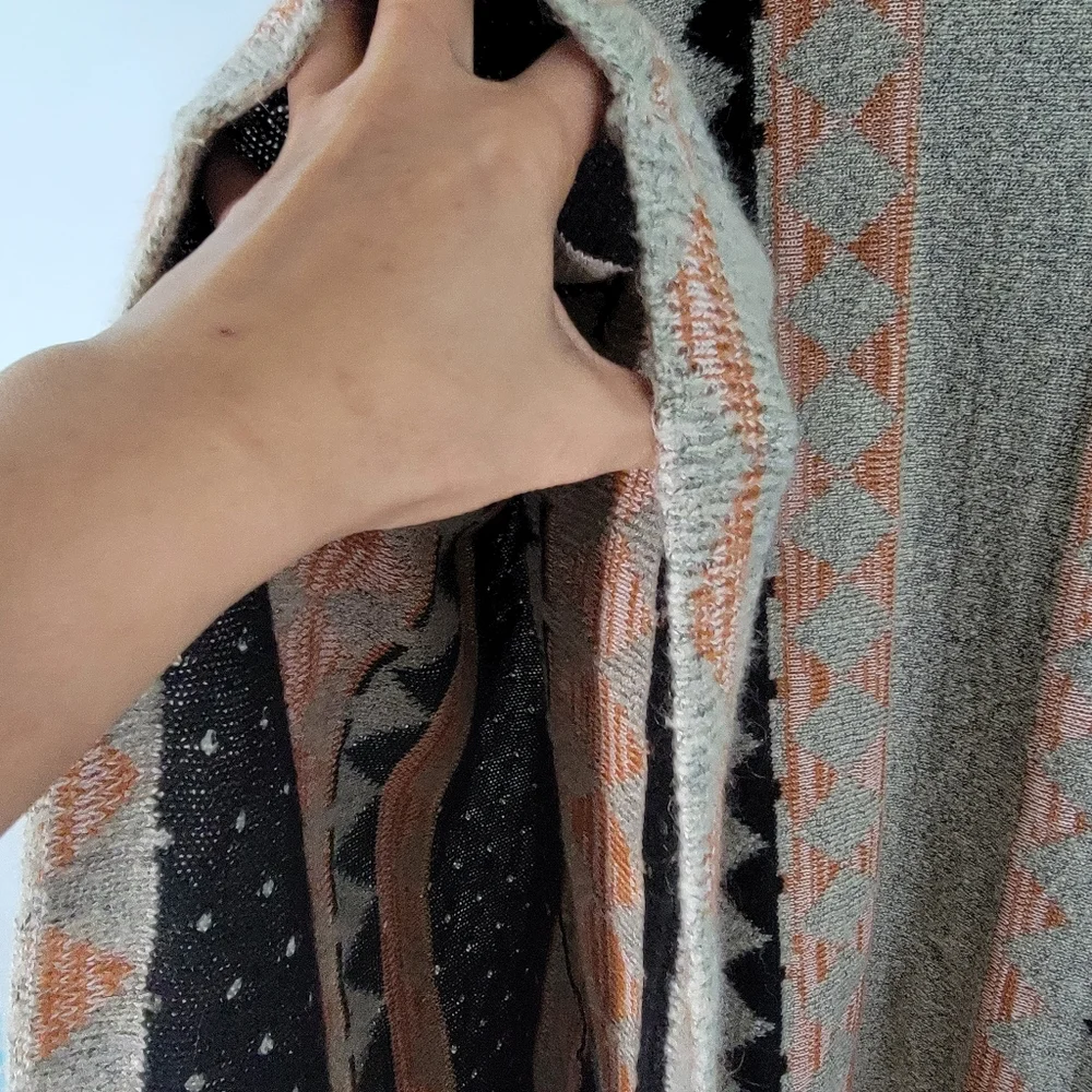 YOUNG THREADS NY Women's Gray/Black/Orange Fall/Winter Poncho Size 1X Tribal - Picture 4 of 8